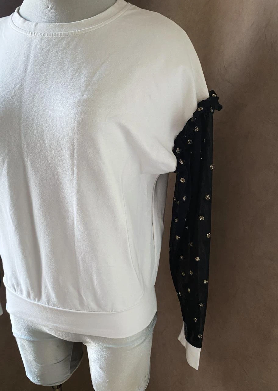 Suéter Rinascimento tamanho 36 branco mangas de voile preto com pontos dourados – chique e original – photo 2